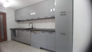 Bucătărie comandă din Pal Gri cu MDF Vopsit Gri Lucios vedere 1