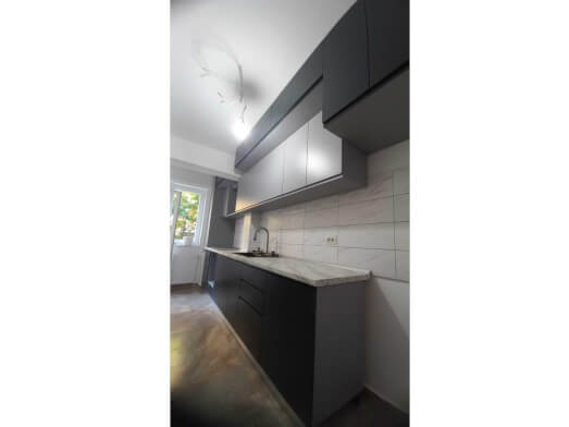 Bucătărie comandă din Pal Gri Deschis cu MDF Vopsit cu frezare, model Florina