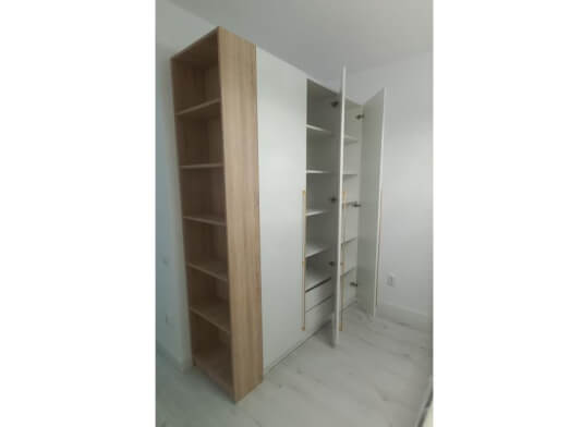 Dulap-3-uși-cu-etajeră-interior-62