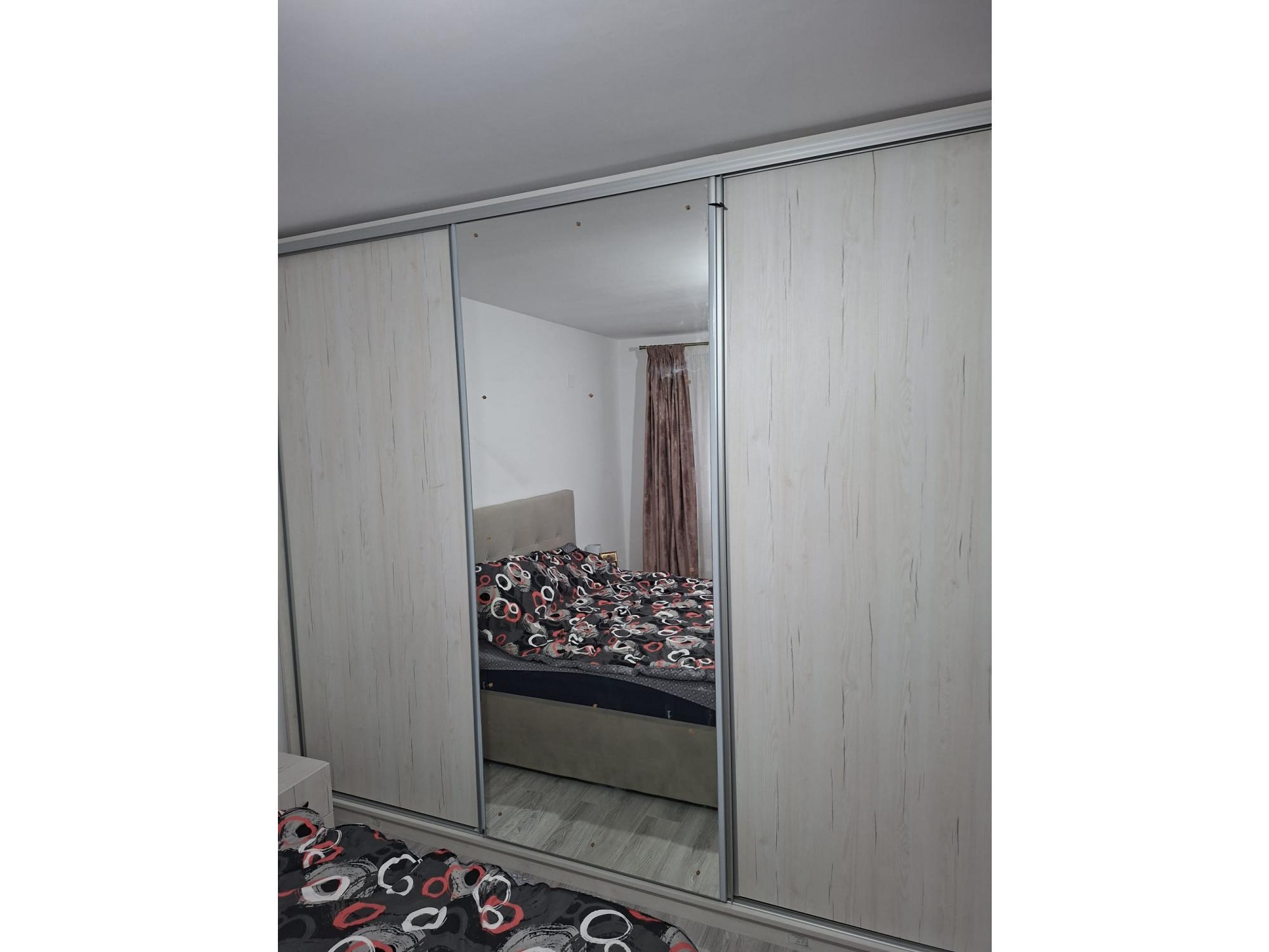Dressing comandă Pal Pin Arctic cu 2 uși glisante și Oglindă Clară, model Florina